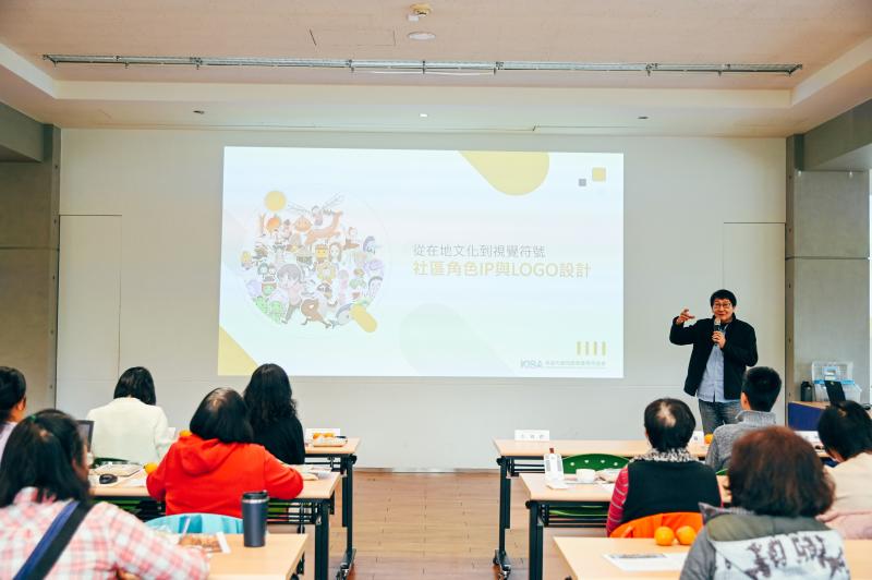 李耀威理事長以生動活潑的方式說明 AI 工具協力社區行銷與學習的改變