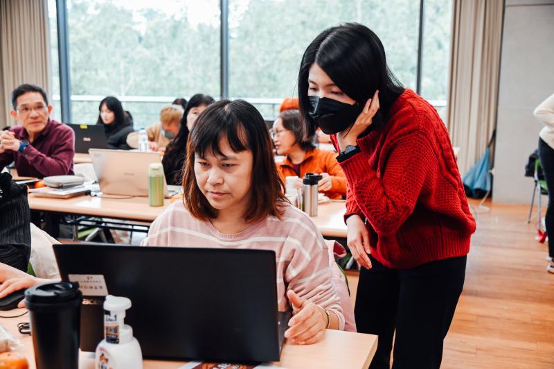 映汝老師教導操作如何利用 AI 繪圖工具