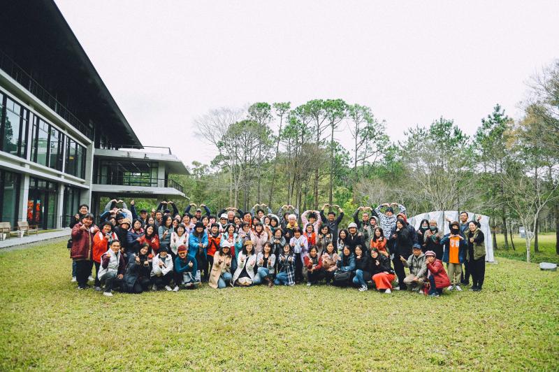 於麻布山林草地進行大合照
