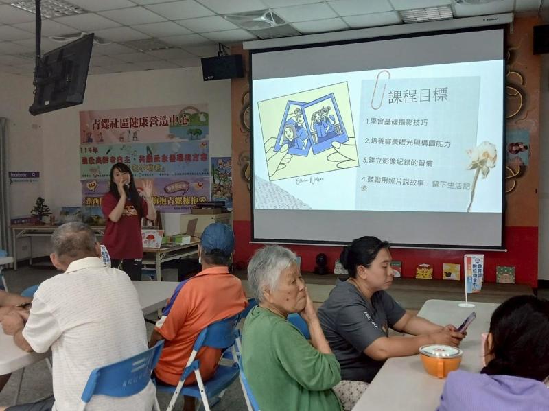 講解如何運用手機進行拍照，介紹手機相機的基本操作介面，也深入說明構圖技巧(主體和背景判別)、與對焦方式。