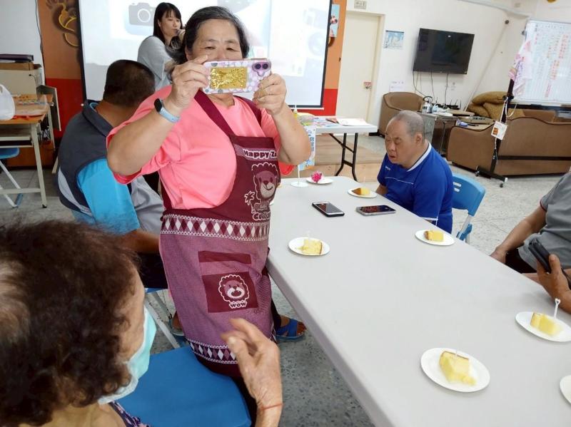 老師提醒學員拍照時避免逆光，當下一位學員，就等不及了，立刻拿起手機，試試。