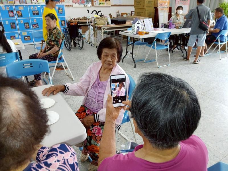 大家拿起自己的手機，相互當起彼此的模特兒，拍攝鄰座的朋友。