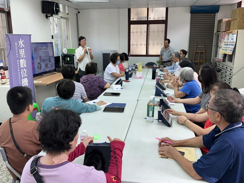 老師講解canva用於簡報、海報、文件和其他視覺內容的平面設計平台，學員聚精會神聽畫面.