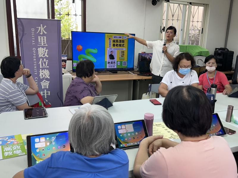 老師說明許多範本的做法及樣式讓學員觀看.