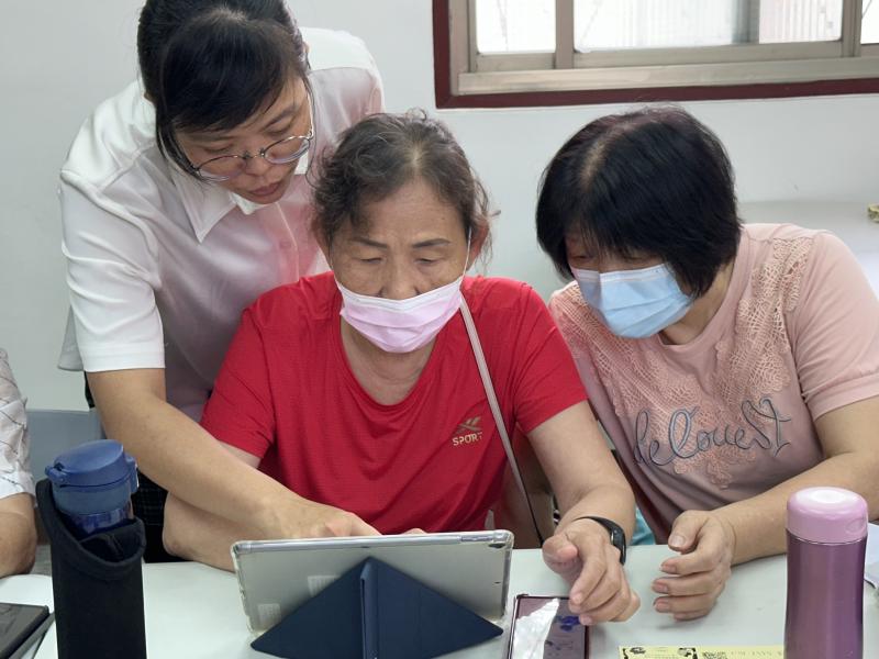 老師協助學員編輯技巧的操作畫面.