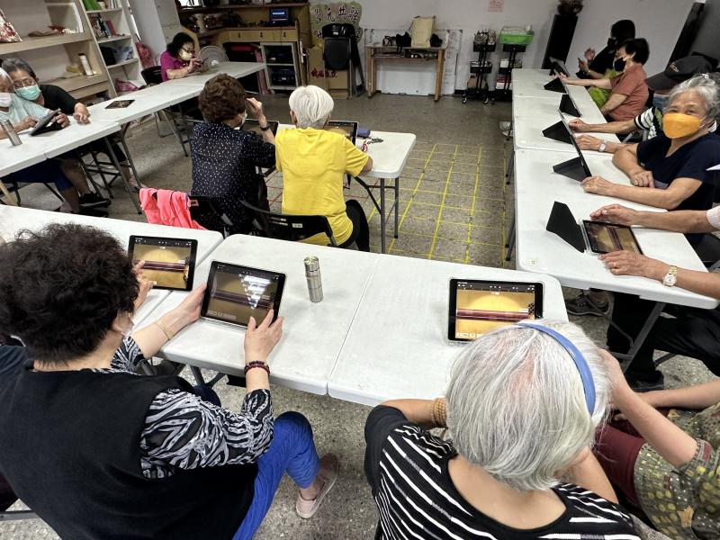 第一堂課由講師指導學員使用iPad上的GarageBand，認識數位樂器，並練習簡單的樂句節奏，讓大家輕鬆踏入音樂創作的大門。