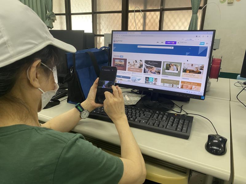 學員挑選自己手機裡的照片，並上傳到網路進行排版編輯。