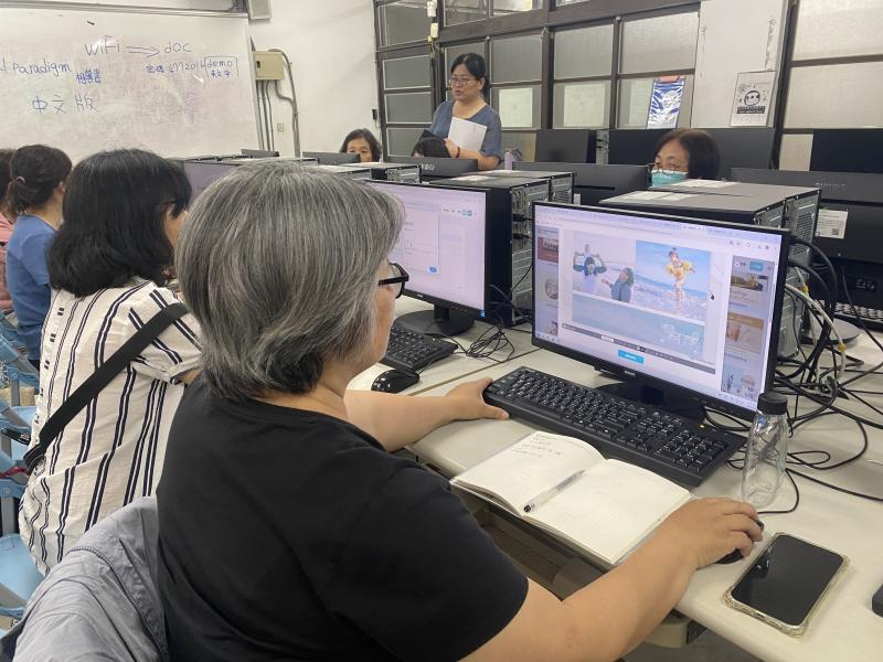 透過文字排版和插畫貼圖，學員完成自己的數位相簿，非常開心。