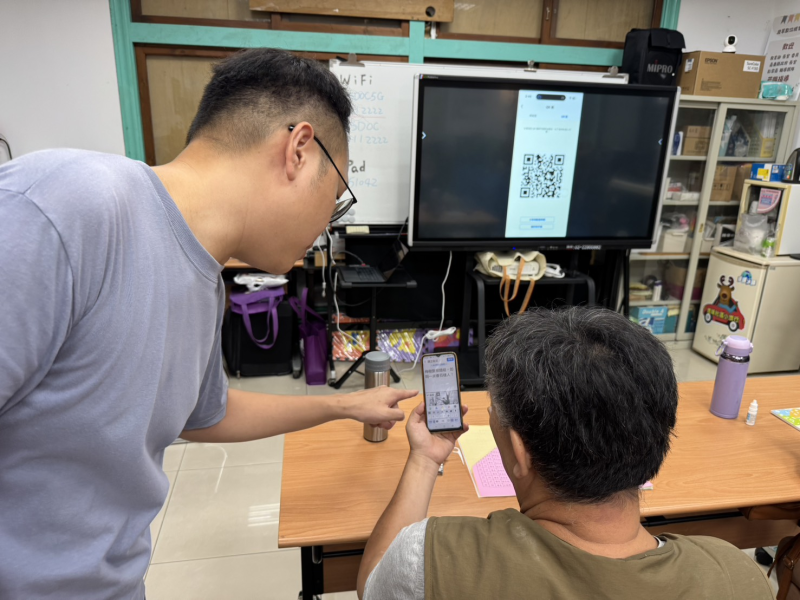 講師協助學員編輯IG上傳影片