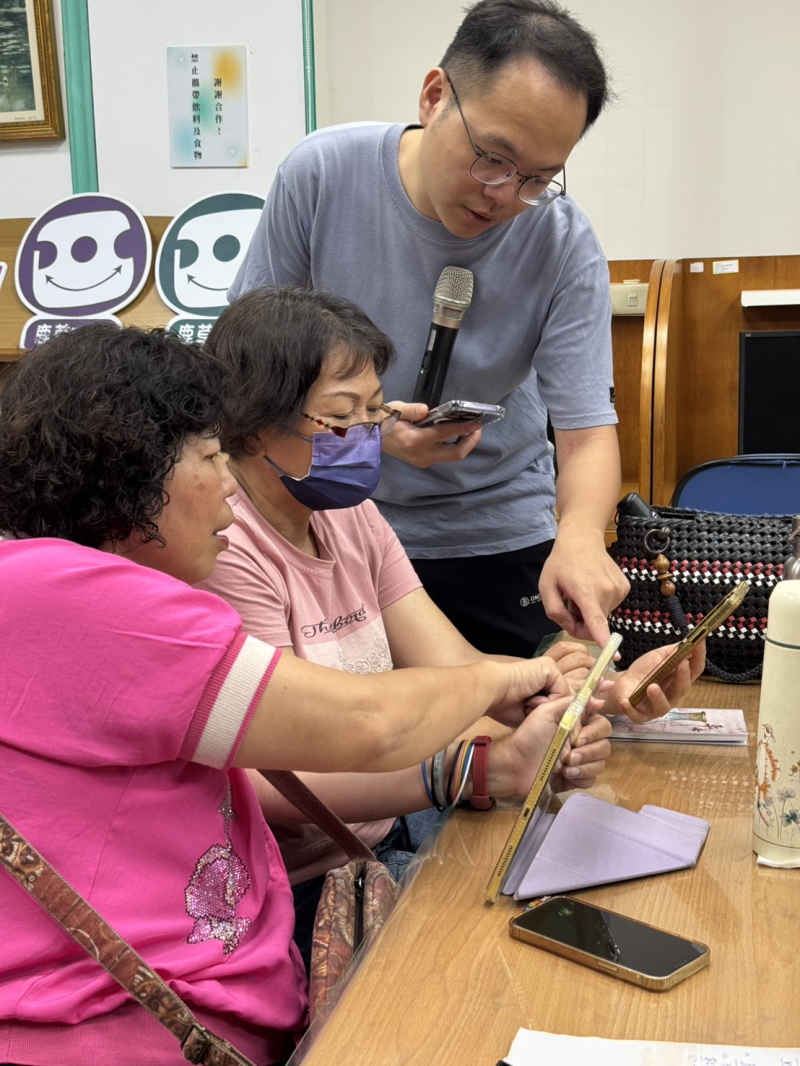 講師教導學員如何編輯臉書照片及相關功能