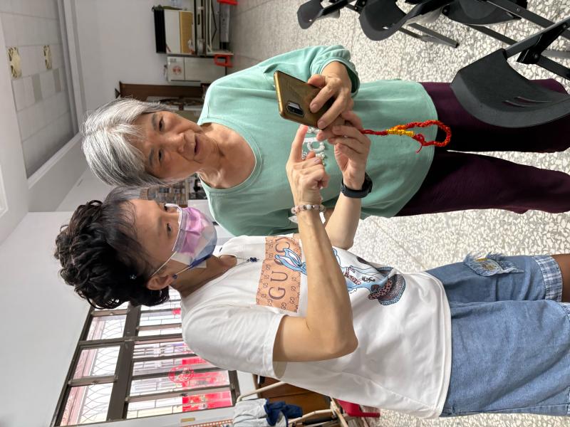 過去我對健康照護的印象還停留在傳統醫療與人力照顧，但課程讓我認識到科技如何結合醫療，例如穿戴式裝置、遠距醫療、健康資料管理平台等工具，正逐漸改變醫療照護的方式。