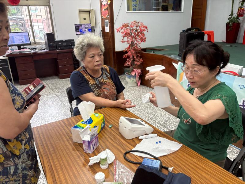數位健康照護員是結合科技與人文關懷的新角色，不僅可以在醫療機構發揮專長，也能深入社區，服務更多長者與慢性病患者。