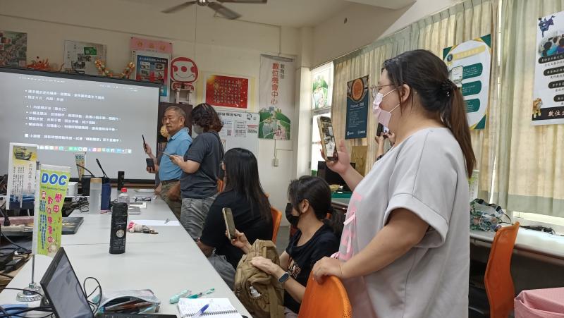 體會鏡頭移動對畫面情緒與節奏的影響，提升構圖與拍攝流暢度