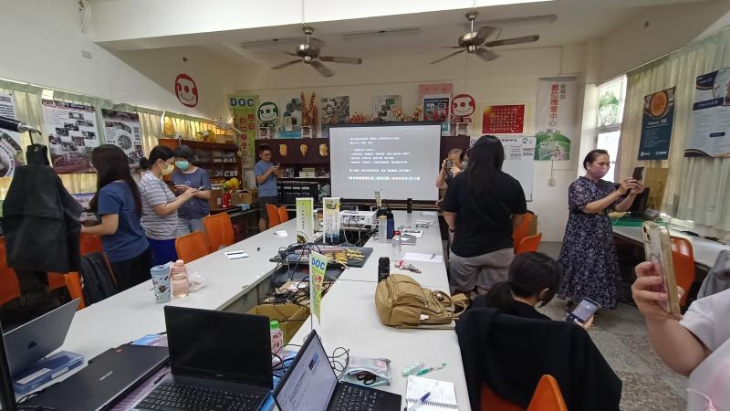 強調手機拍攝時的穩定性，指導學員如何控制手部，確保拍攝畫面平穩不晃動