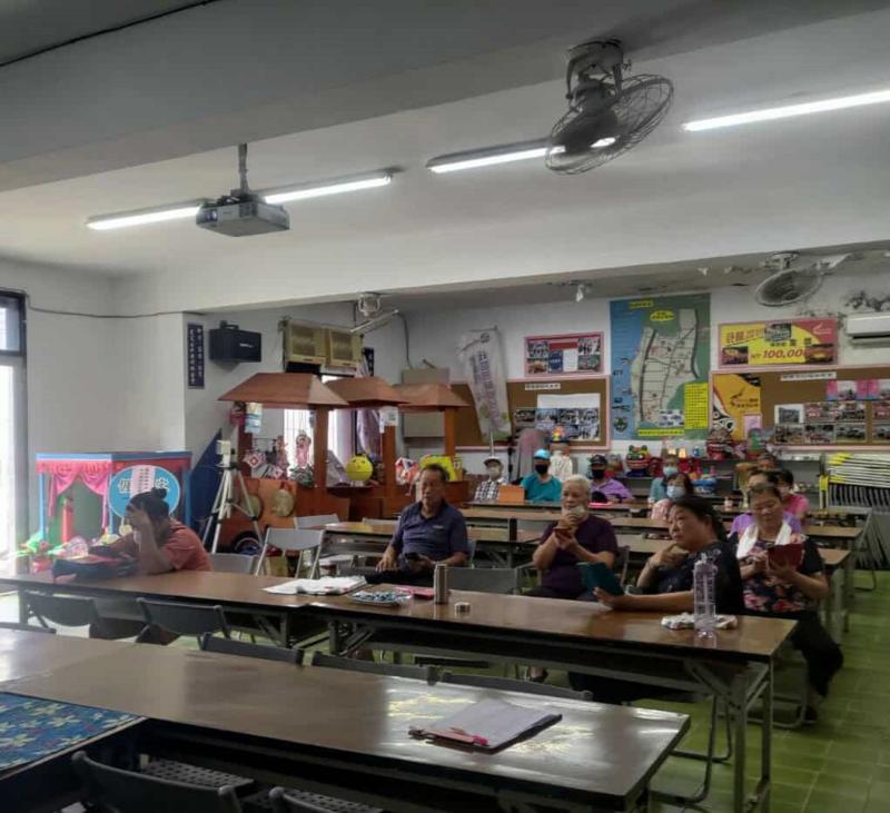 長輩們齊聚認真聆聽