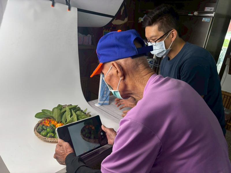 講師協助長者使用平板拍野菜