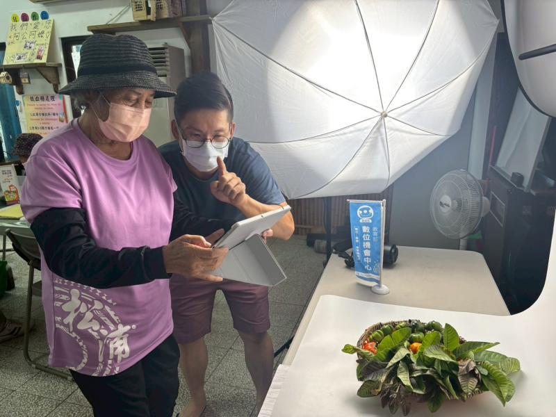 長者使用平板體驗拍野菜