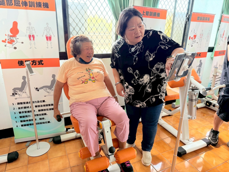 講師帶領學員使用平板互動式遊戲結合運動器材運動。