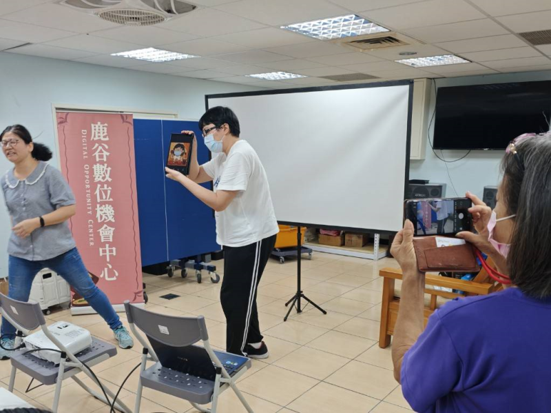 學員透過語音方式認真的與AI小助手對話，藉由對AI的好奇心，提升自我認識與自我接納的自信心