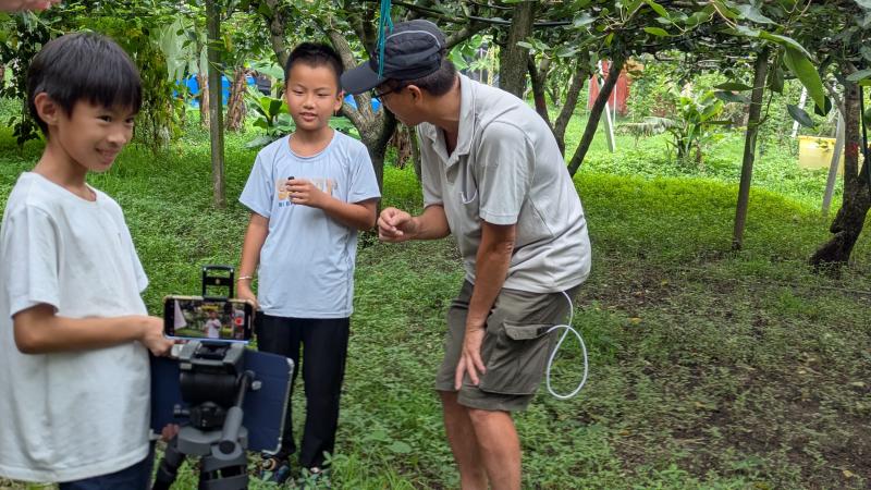 導演指導小主播如何播報