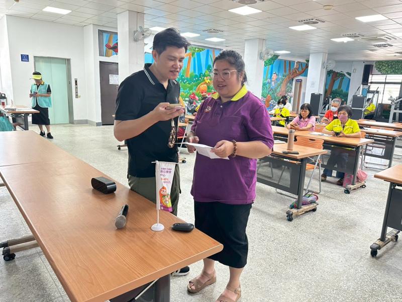 學員至台前與老師詢問課堂問題，並得到講師充分指點