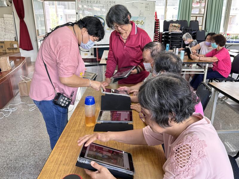 示範操作如何使用修圖軟體