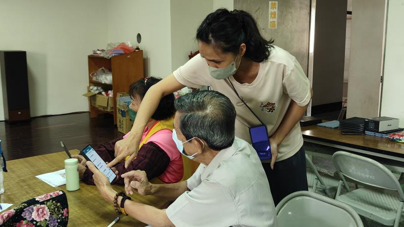 志工小姐也一起幫忙指導，如何註冊自己的帳號