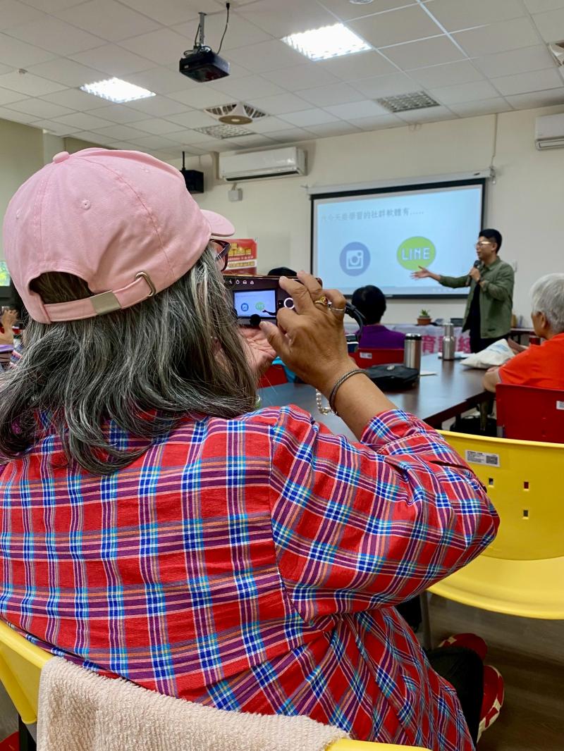 學員認真做筆記