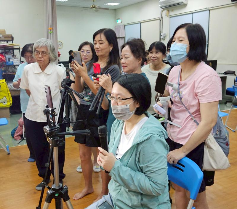 學員慧玲分享，這次課程讓她感受到「打造專屬節目」的成就感，從主題發想、腳本撰寫到實際直播操作，每一步都讓她充滿興趣。她表示：「原來用手機就能創造自己的節目，很有趣也很實用！」這樣的體驗也讓她更有信心面對數位工具，未來想持續學習並與親友分享所