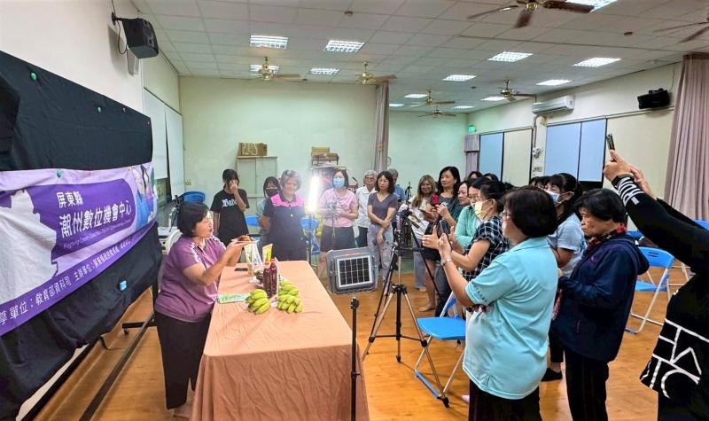 學員小婷表示，這次課程讓她學會了如何用手機拍攝畫面、調整角度與光線，也了解了直播的基本流程與技巧。她說：「以前看到別人直播覺得很困難，現在自己也能操作，真的很開心！」透過實作練習，她不僅提升了數位能力，也對直播產生了濃厚興趣，期待未來能應用