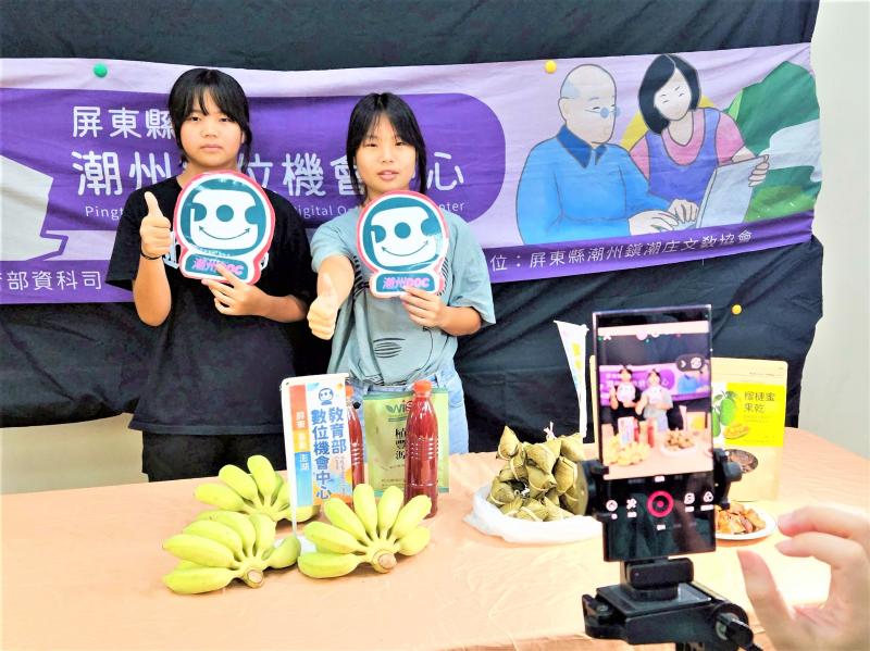 學員雅霈和妤汎分享，這次課程讓她們第一次體驗當直播主賣產品的過程，從設計話術、產品介紹到鏡頭呈現，每個步驟都非常新鮮有趣。她們說：「原來直播賣東西不只是講話，還要注意節奏和互動，真的不簡單但很有挑戰性！」