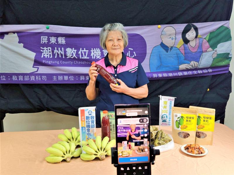 學員「水果奶奶」詹月英分享，這是她第3年擔任直播主賣農產品，每次直播都像是一場與觀眾的溫暖對話。她表示：「透過鏡頭介紹自家種的水果，不僅增加了銷售，也讓更多人看見我們的用心。」隨著技術越來越熟練，她也更能自在面對鏡頭，並且樂於與年輕人交流數