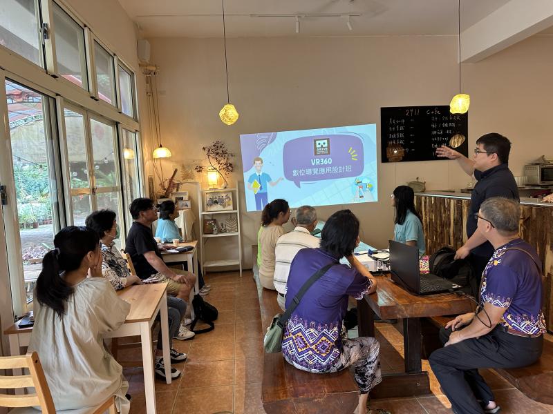 老師用簡報講解上課內容