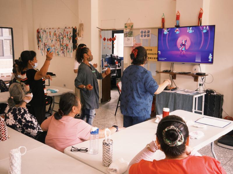 學員們體驗帶智慧手環進行運動