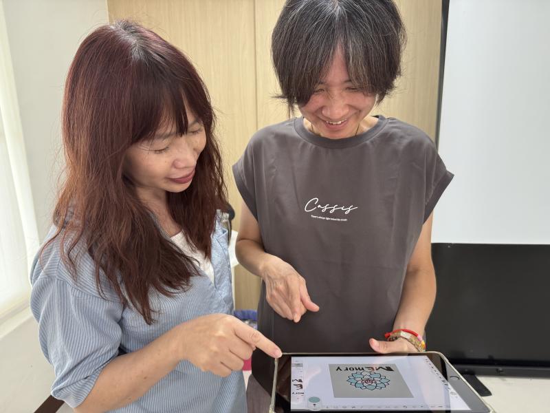 學員相互討論學習技巧