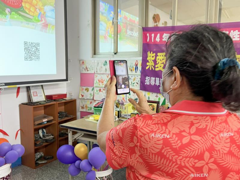 內埔老埤社區的長輩們，在DOC的引導下，首次體驗了Podcast這個新媒體。