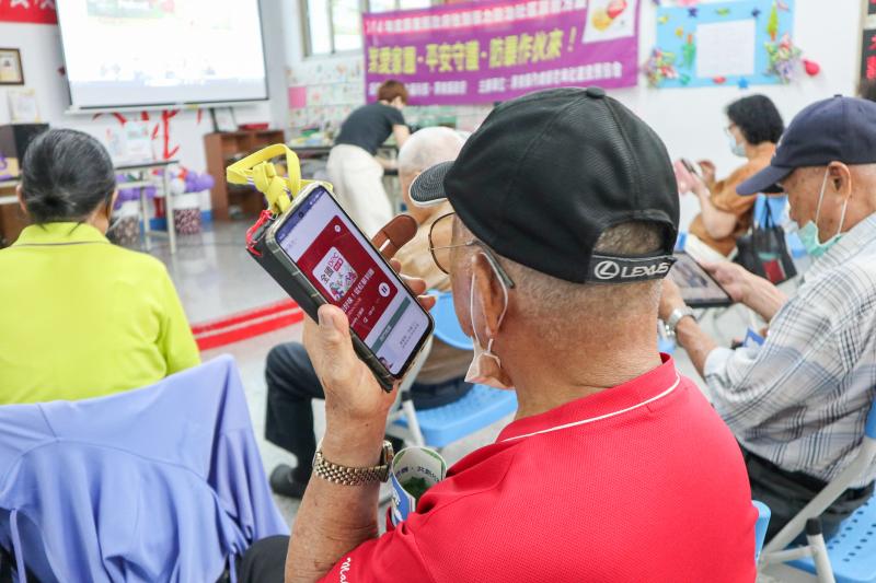 聆聽家鄉聲音，倍感親切。熟悉的地名和商家透過聲音傳遞出來，讓長輩們對Podcast有了更深刻的認識，也拉近了新媒體與他們日常生活的距離。