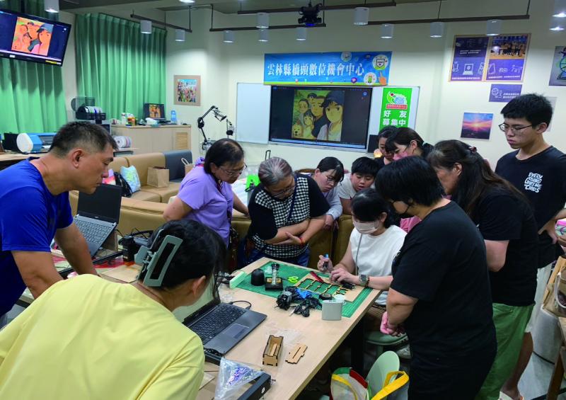 講師示範設計盒燈座led焊接