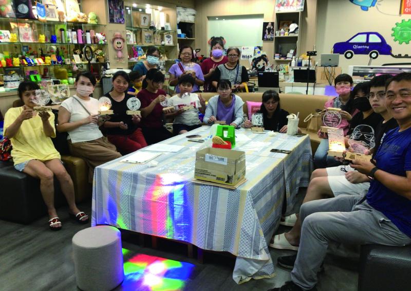 結訓學員與設計作品及講師大合照