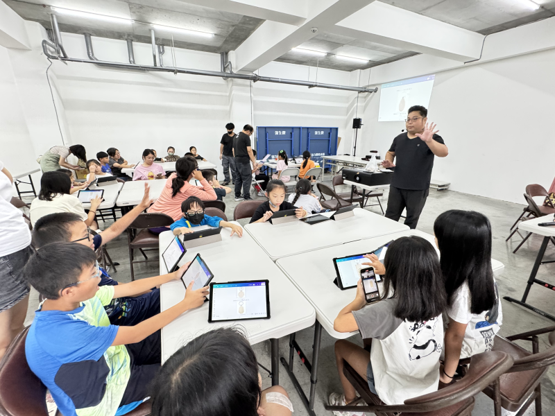 講師在引導孩子們使用canva來製作屬於自己的圖案