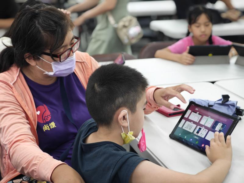 有時候孩子比家長更迅速能學習數位工具的操作，這堂課上反而是孩子帶著爸爸媽媽來快速學習平板製圖的操作