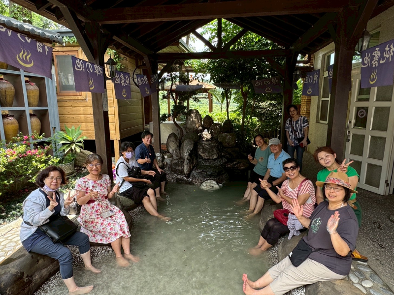 第三代老闆吳治增帶著學員一起工廠內的樟腦純露泡腳，分享當初父親交捧後的奮鬥過程