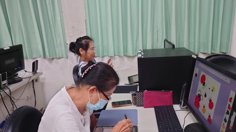 素梅老師立馬在課堂中繪畫出漂亮的作品