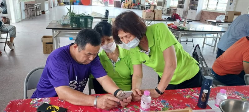 學員同時在現場也開始玩起直播，講師先請學員們，先試著設定只限本人,來做直播初體驗