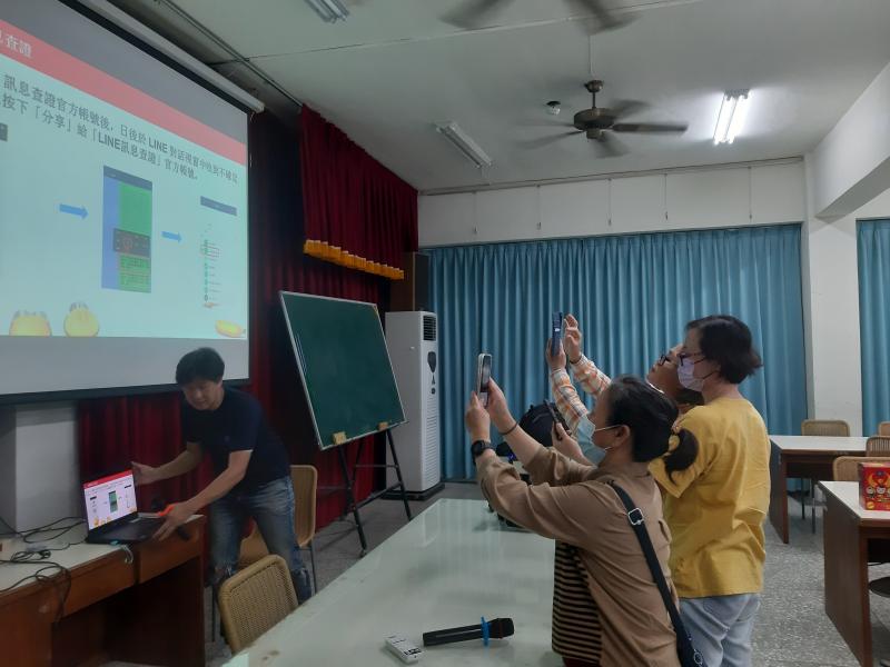 數位時代來臨學會辨別真假資訊真的很重要,【數位素養e起學】特別邀請到彰視記者尤宏源講師帶大家透過求證網站一起來學習防詐、查證技巧，提升資訊辨試能力。