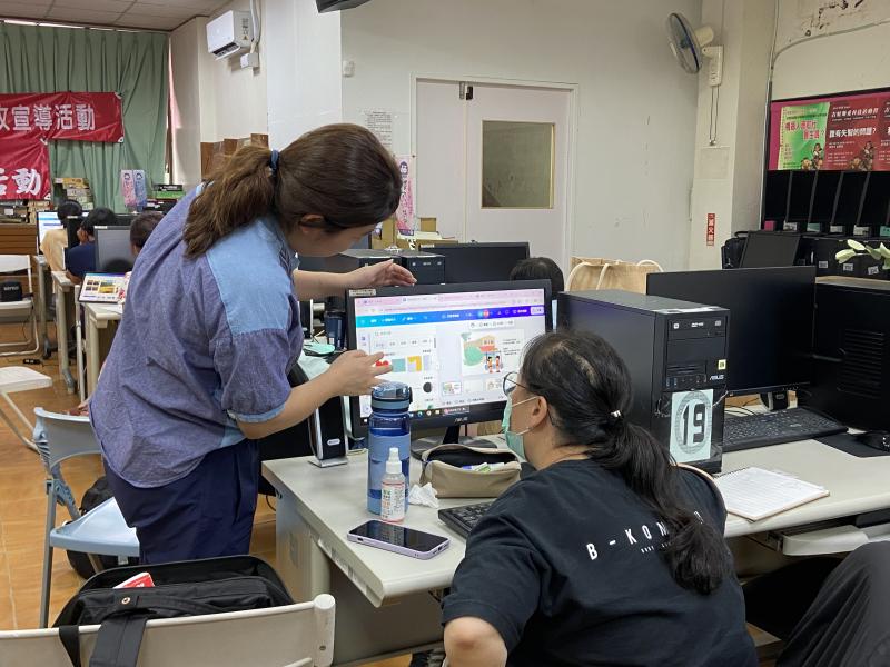 講師教導學員使用Canva做繪本排版