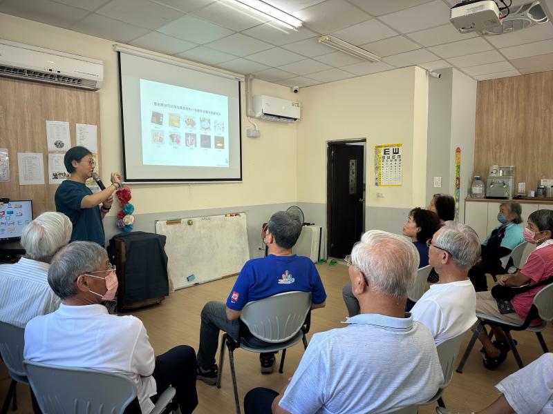 花蓮市數位機會中心於6月20日與27日，在谷拉麥社區照顧關懷據點舉辦「雷雕加值：土地記憶」課程，邀請蔡依玲老師帶領20位阿美族長者體驗數位雷雕工藝，製作屬於自己的回憶相框。