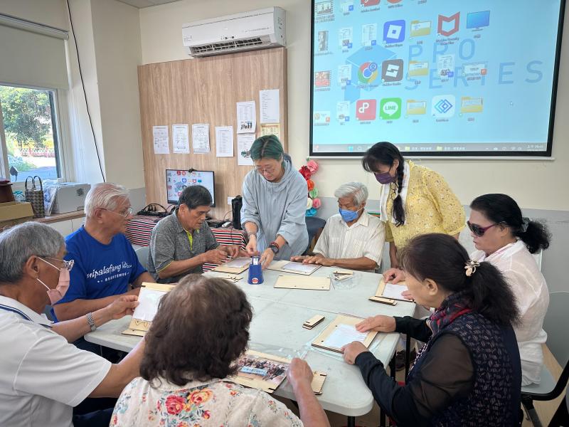 課程從雷雕原理講起，蔡老師以淺顯方式說明如何利用電腦設計圖樣並轉換成雕刻指令。