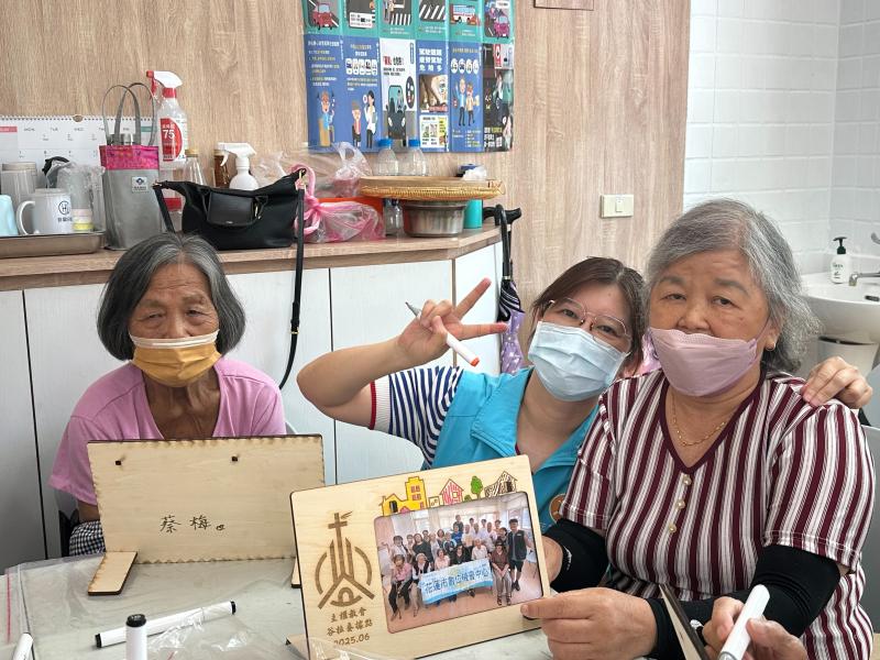 這次課程這次課程不僅讓長者學習到新的數位技能，更透過實作重溫土地情感與生活記憶。