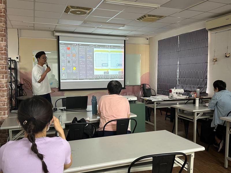 6月29日，花蓮市數位機會中心舉辦「電繡藝術創作」課程，由向浩軒老師帶領13位學員體驗結合科技與美感的電繡設計，學習從圖樣繪製到實際繡出個人風格的作品。